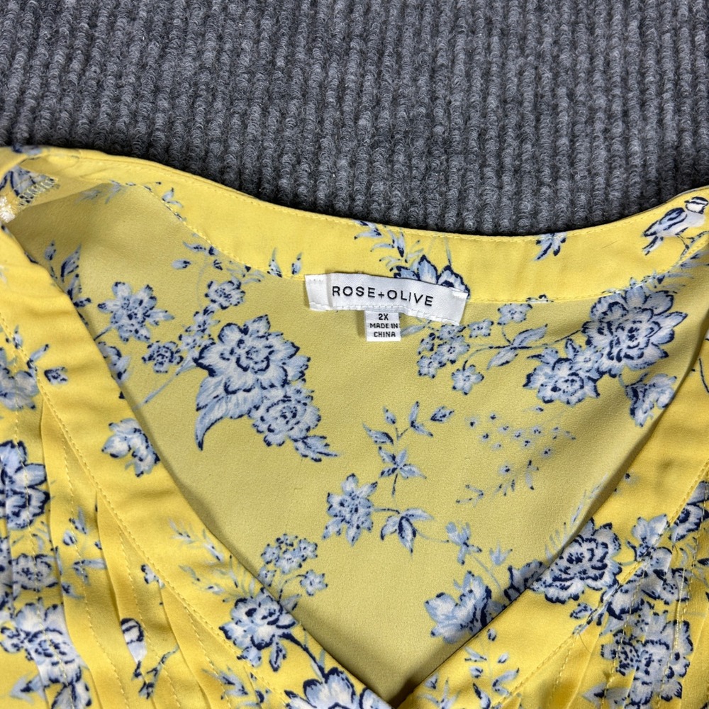 Rose + Olive Blouse Womens 2X Yellow Floral Bird Print Pleated V-Neck Top - Picture 3 of 5